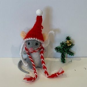 Mini Felt mouse for Christmas that is super cute.